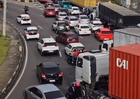 Vídeo: rotatória do Coroado e avenidas têm trânsito travado nesta quinta-feira