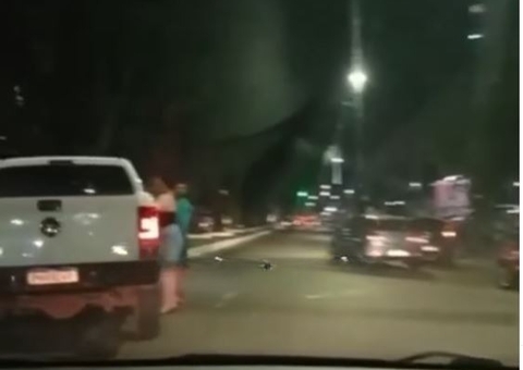 Carro fica destruído após acidente na av. Getúlio Vargas em Manaus