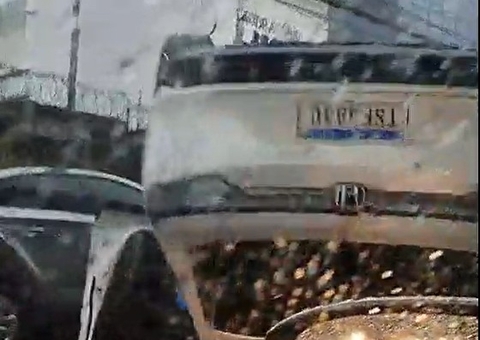 Picape capota após colisão com outro carro na Av. Joaquim Nabuco