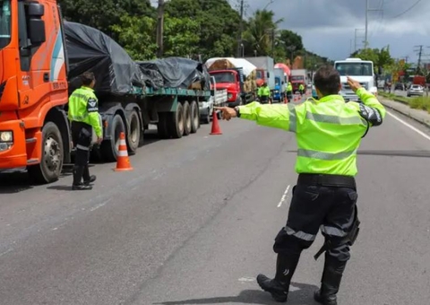 Operação Carga Pesada fiscaliza carretas e caminhões em Manaus 