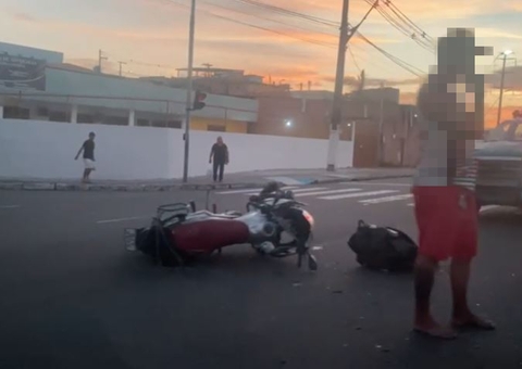 Acidente entre carro e moto deixa homem ferido em avenida na Compensa