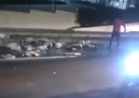 Carga de cerveja cai na Av. das Torres e populares se arriscam entre carros para pegar bebida