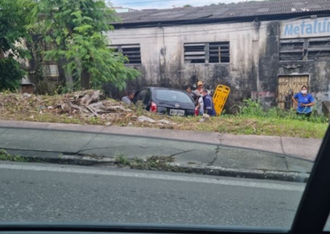 Motorista perde controle e cai em barranco durante acidente em Manaus