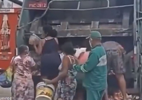 Vídeo choca ao mostrar brasileiros catando comida em caminhão de lixo para sobreviver