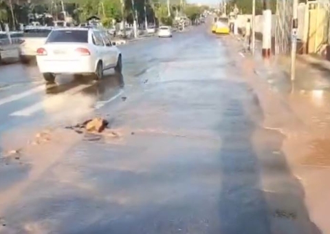 Vazamento faz água invadir avenida e complica trânsito em Manaus 