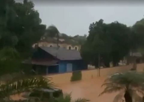 Deslizamento mata criança de 7 anos e temporais deixam cidades debaixo d'água em SP