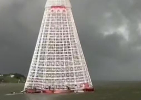 Árvore de Natal flutuante cai sobre trabalhadores e mata um; vídeo