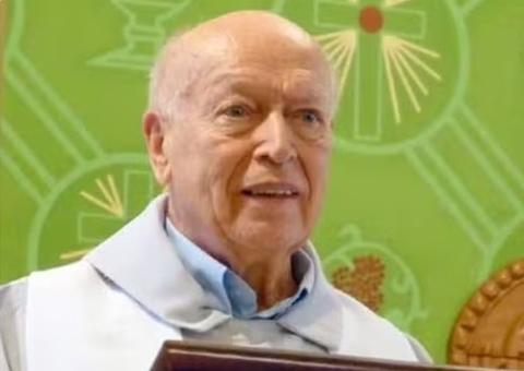 Padre de 103 anos morre enquanto rezava a "Ave Maria" em igreja