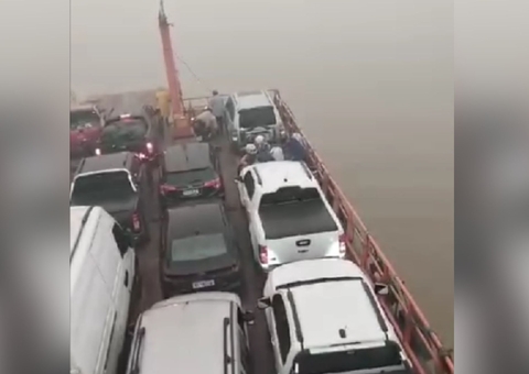 Sem visibilidade, balsa fica à deriva no Rio Amazonas em meio a fumaça; vídeo