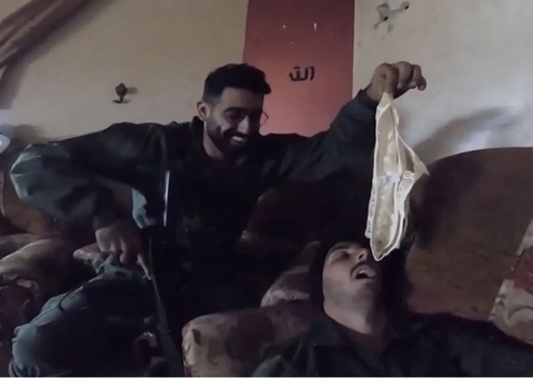 Soldados de Israel fazem imagens 'brincando' com calcinhas de palestinas em Gaza