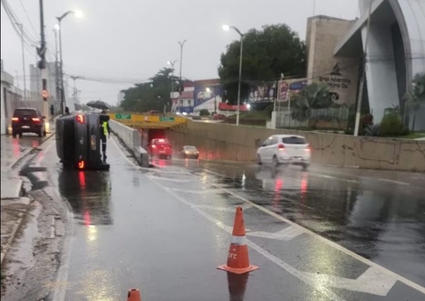Carro capota na Av. Umberto Calderaro durante manhã chuvosa em Manaus