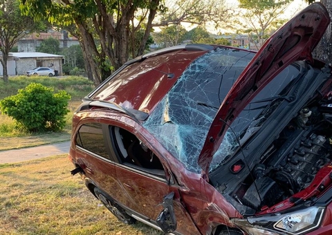 Idosa fica ferida após carro capotar e bater em árvore em Manaus