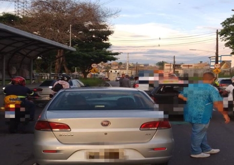 Acidente deixa trânsito caótico na Avenida das Torres 