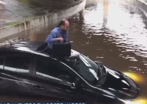 Motorista abandona carro pelo teto solar durante inundação no RS, veja vídeo