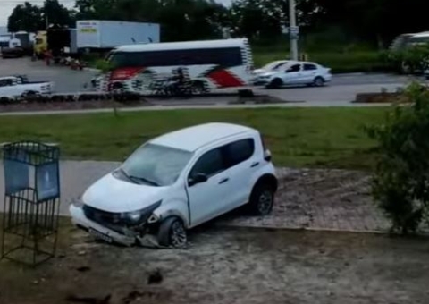 Carro desgovernado atravessa rotatória e fica destruído em acidente em Manaus