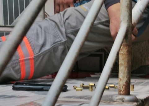 Eletricista é perseguido e executado na escada de vila em Manaus