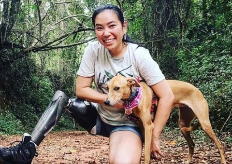 Bióloga perde perna em ataque de jacaré no Amazonas e conta como escapou com vida do animal