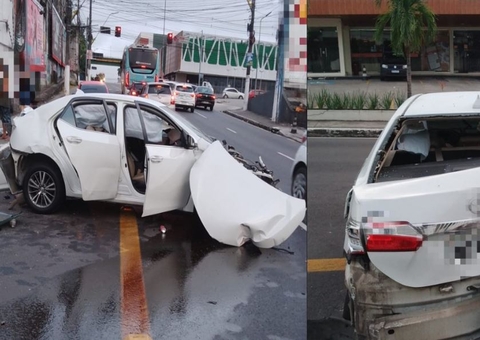 Acidente deixa um ferido e carro destruído em avenida de Manaus
