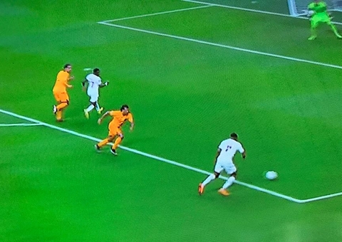 Com defesas fortes e invictos, Holanda e EUA abrem os mata-matas da Copa