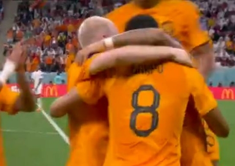 Holanda perde pênalti, mas supera Grécia no fim e renasce por vaga na Euro