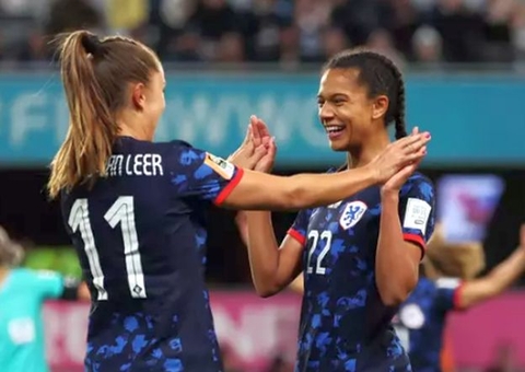 Holanda aplica maior goleada da Copa e avança como líder