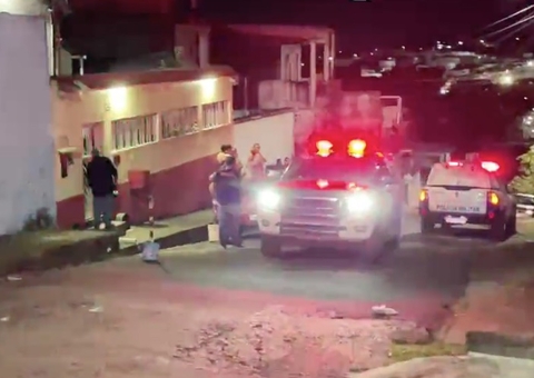 Moradores ouvem tiros e encontram homem agonizando em rua de Manaus