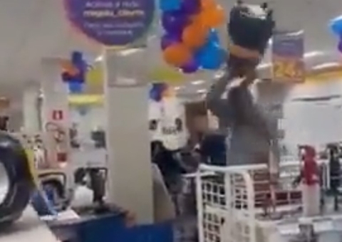 Vídeo: Cliente quebra dezenas de TVs em loja do Magazine Luiza durante ataque de fúria