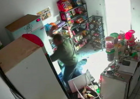 Vídeo: Marido invade bar e esfaqueia brutalmente companheira