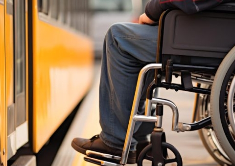 Empresa deve indenizar cadeirante por defeitos no elevador de ônibus em Manaus