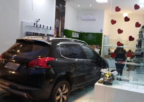Homem invade loja com carro para atropelar ex-mulher em Santa Catarina