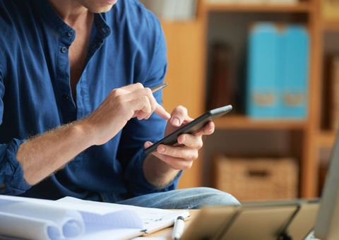 Oi deve indenizar cliente por cobranças fora de combo contratado em Manaus