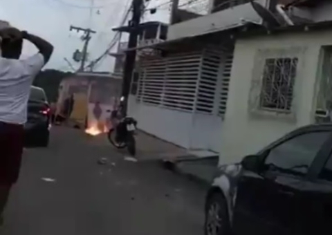 Vídeo mostra moradores desesperados após homem ser eletrocutado em Manaus