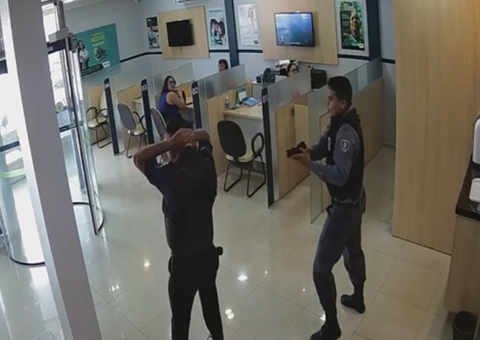 Homem disfarçado de PM anuncia assalto em agência financeira 