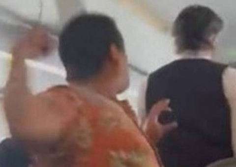 Vídeo: Passageiro dá soco em comissário de bordo durante voo