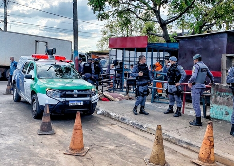 Barbeiro é crivado a balas dentro de feira em Manaus