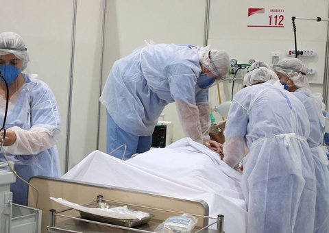 Médicos relatam choque com UTIs lotadas de jovens com Covid-19