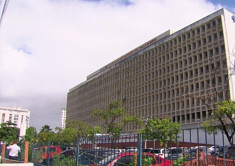 Mulher trans tem braço amputado após ser queimada viva por adolescente