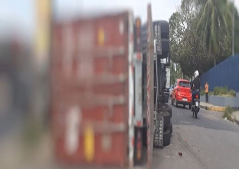 Carreta tomba em frente a estádio de futebol em Manaus
