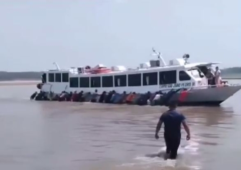 Barco encalha após bater em banco de areia no meio do rio no Amazonas