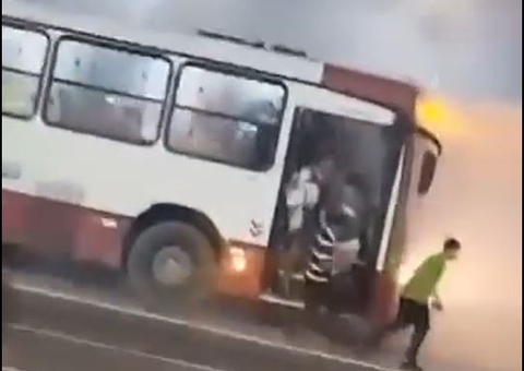 Vídeo: Passageiros saem correndo em avenida após ônibus quase pegar fogo