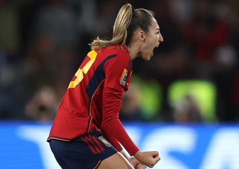 Com mão na taça e gol de vantagem, Espanha 'aperta' inglesas na final da Copa Feminina