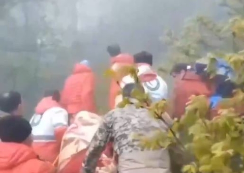 Vídeos mostram resgate do corpo do presidente do Irã Ebrahim Raisi