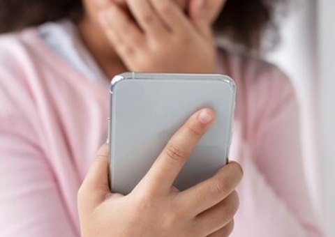 Marido esfrega celular no rosto de esposa até sangrar durante crise de ciúmes