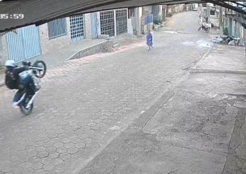 Motociclista mata idosa ao dar 'grau' em rua em MG