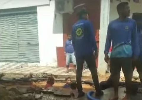 Adutora rompe e deixa moradores de Parintins por quase 20 horas sem água