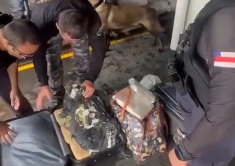 Malas com quase 50 quilos de drogas são encontradas em barco no Amazonas