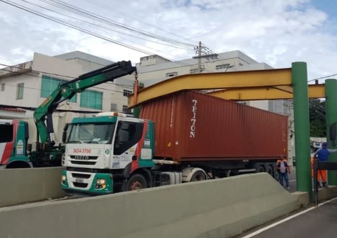 Limitador de altura de passagem subterrânea na Constantino Nery ganha sensores para evitar acidentes
