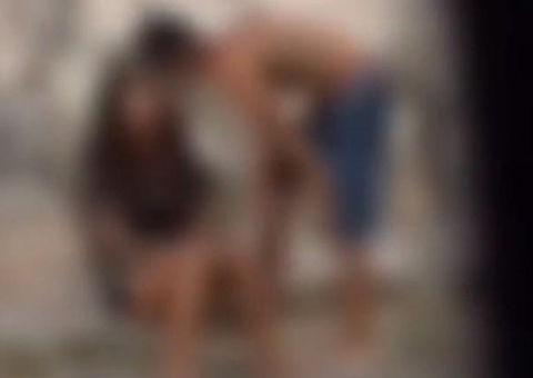 Homem filmado enforcando e esmurrando esposa na rua é preso em Manaus