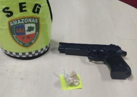 Homem é preso ao ser flagrado com arma falsa dentro de ônibus em Manaus