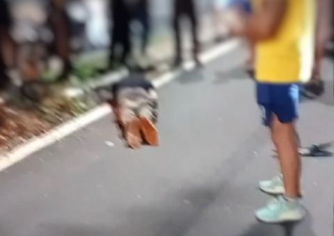 Piloto é arremessado de moto durante acidente na Av. Constantino Nery